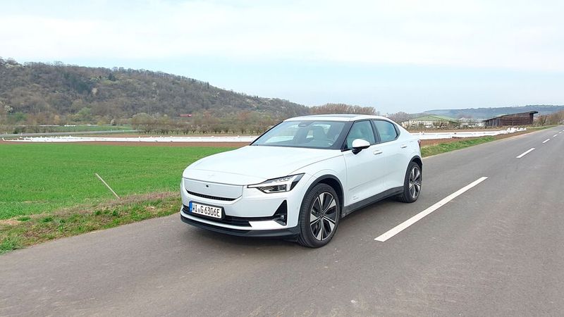 6. Das Fahrerlebnis: Der Polestar 2 macht auch auf Langstecken richtig Spaß, lediglich der Federungskomfort lässt etwas zu wünschen übrig. Man gleitet E-Auto-typisch angenehm geräuscharm dahin und kommt gut erholt am Ziel an. Auch wenn der Testwagen mit knapp 300 PS durchaus leistungsstark war und man das bei Überholmanövern zu schätzen weiß, verführt der Polestar nicht dazu, das Gaspedal durchzutreten. (Bild: Mauritz – VCG)