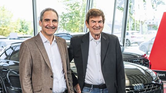 Übergabe in Walldorf (v.l.): Christian Scherer, Chef der Scherer-Gruppe, und Günter Hofmann, Geschäftsführender Gesellschafter von Hofmann + Scherer.(Bild:  Scherer-Gruppe)