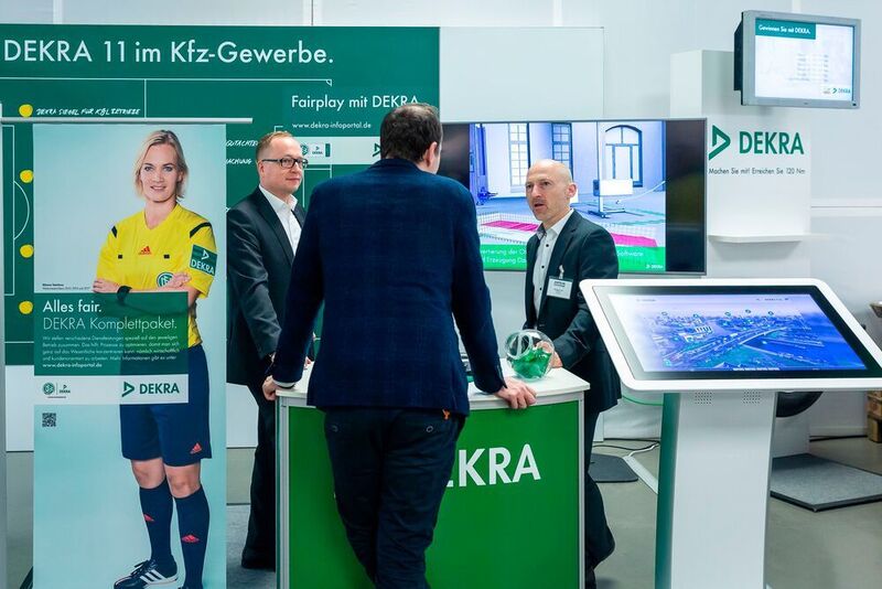 Neben den Sponsoren Dekra ... (Stefan Bausewein)