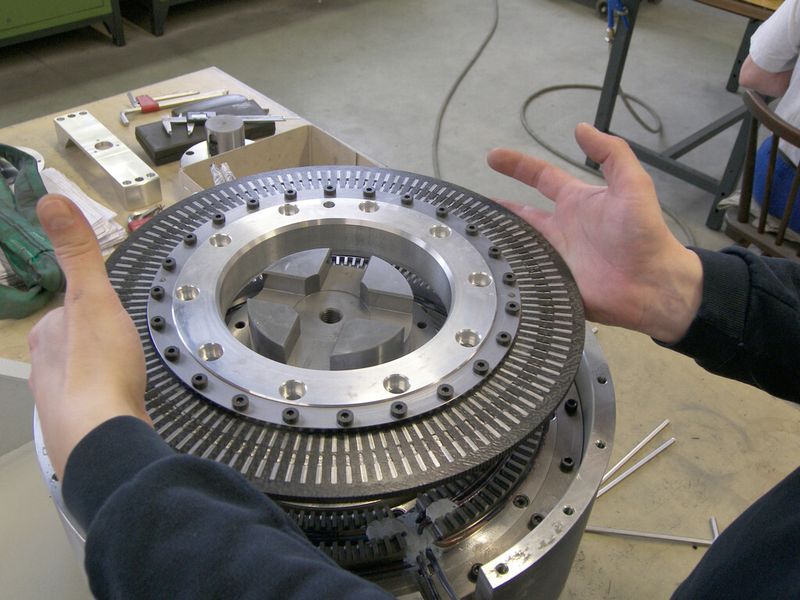 Die Sandwichbauweise und das Transversalflussprinzip des Antriebssystems sorgen für kurze magnetische Wege und eine geringe Wärmeentwicklung. Die Rotorscheibe aus CFK trägt zur deutlichen Reduzierung von Masse und Trägheit bei. (Bild: Leantec)