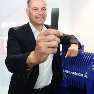 «Wir zeigen auf der Hannover Messe einen Motor, der ausschliesslich Ferritmagnete enthält», freut sich Ziehl-Abegg Vorstandschef Joachim Ley. Bisher sind Magnete aus Seltenen Erden Standard in vielen Aufzugsantrieben. (Bild:  Ziehl-Abegg/Rainer Grill)