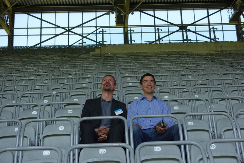 Auch ohne Spiel eine tolle Atmosphäre im Stadion: Thilo Heinze (l.) und Scott Rankin, D-Link (Bild: IT-BUSINESS)