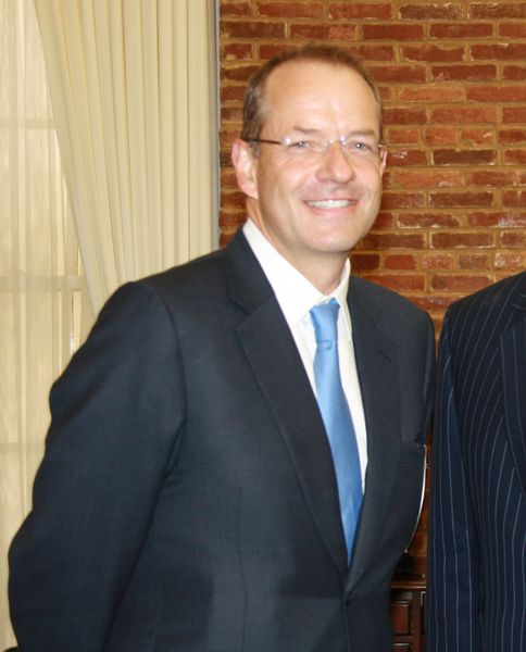 Der Britte Sir Andrew Philip Witty ist CEO bei Glaxo Smith Kline. In 2008 trat er die Nachfolge von Dr. Jean-Piearre Garnier an. Um den Posten bewarb sich u.a. auch der jetztige Sanofi-CEO Christoper A. Viehbacher. Witty machte jedoch das Rennen und Viehbacher wechselte zum Konkurreten nach Frankreich. (Bild: U.S. Trade Representative/Wikimedia Commons)