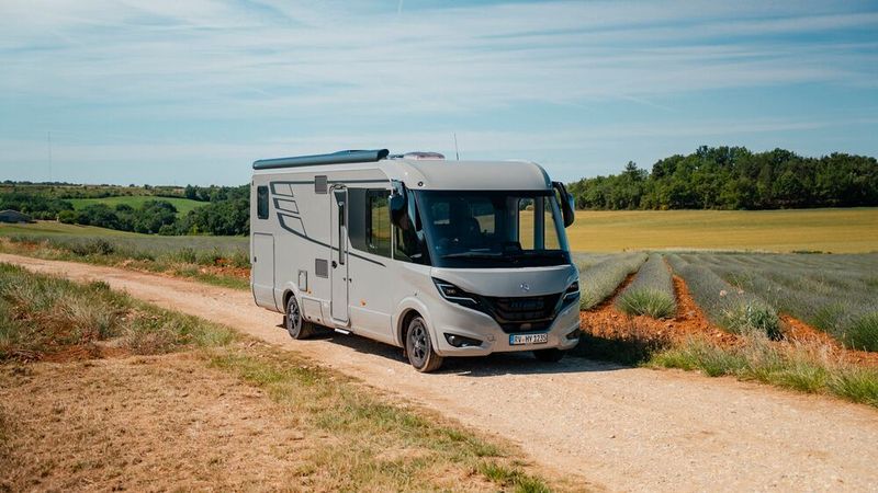 Das Hymer-Integrierten-Flaggschiff ist größer, bietet anspruchsvollere Bad- und Möbelkonzepte und setzt noch kompromissloser auf Luxus. (Bild: Hymer)