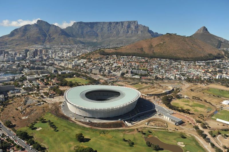 Gut bedacht: die Glasplatten für das Dach des Kapstadter Green-Point-Stadions beschichtete Thiele-Glas mit einer Walzenlackiermaschine von Bürkle.  Bild: Stadtverwaltung Kapstadt (Archiv: Vogel Business Media)