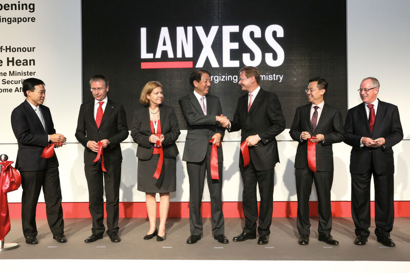Plant opening ceremony: (from left to right): Png Cheong Boon,  CEO JTC Corporation, Lanxess Board Member Werner Breuers, German Embassador in Singapur Angelika Viets, Deputy Prime Minister of Singapur, Teo Chee Hean, Lanxess CEO Axel C. Heitmann, Chairman of the Singapur Economic Board, Leo Yip und Ron Commander, Head of  Butyl Rubber business unit. (Photo: Lanxess)