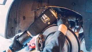 Vor Arbeiten an Luftfahrwerken stehen die Lektüre von Dokumentation und Montagehinweisen sowie eine Schulung. (Bild: Bilstein)