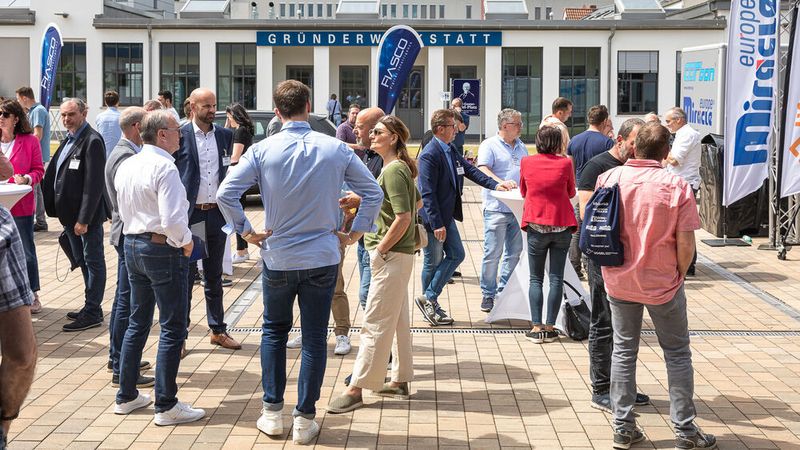 Die Pausen nutzten die Teilnehmer neben den Besuchen bei den Ausstellern auch für einen regen Austausch untereinander. (Bild: Stefan Bausewein)