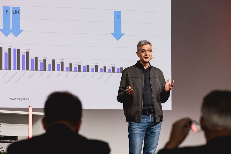 E-Autos: kein Thema für freie Betriebe? Jan Rosenow, Leiter Ressort Service und Technik bei »kfz-betrieb«, machte deutlich, weshalb man sich auch als freier Betrieb zwingend mit ihnen beschäftigen sollte. Motto: Denn sie werden kommen. (Bild: Stefan Bausenwein)