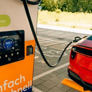 Richtig geglänzt hat unser mit 800-Volt-Technolgie ladender Lotus an der Schnellladesäule. (Bild: Lotus)