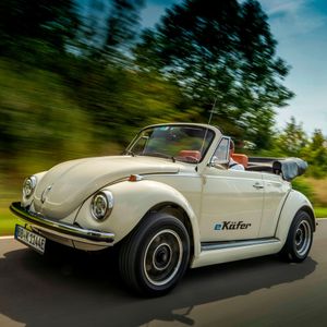 VW unterstützt das Unternehmen Eclassics bei der Umrüstung alter Käfer.