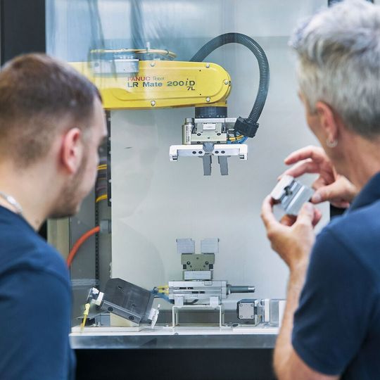 Eine von vielen Spann- Automatisierungs-Lösungen mit diversen Produkten, die auf der Innoteq zu sehen ist.(Bild:  @ Chris Mansfield)