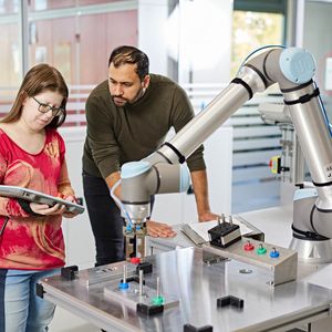 Eine Hauptzielgruppe für die Qualifizierungsmaßnahmen sind die Aufsichtspersonen, die als Bindeglied zwischen den Trägern der gesetzlichen Unfallversicherung und Unternehmen tätig sind.(Bild:  Jan Felber)