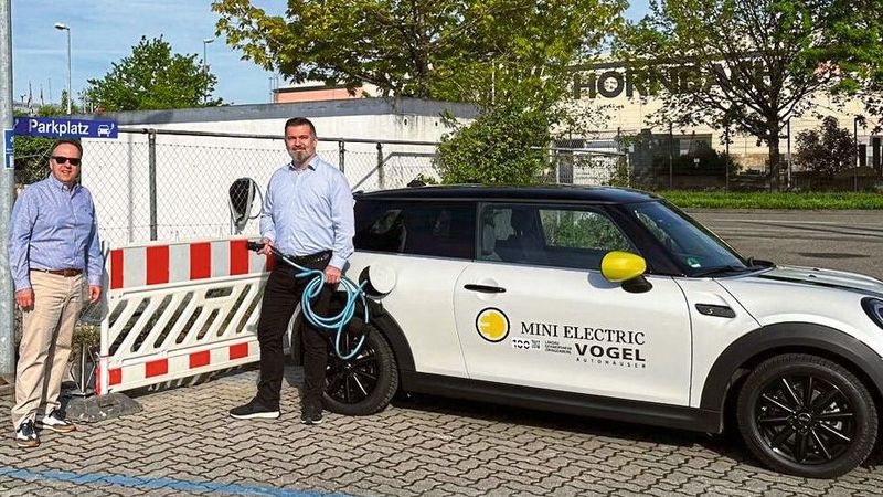 Peter Vogel (l.) und Markus Wagener am Vogel-Autohaus in Germersheim, wo weitere sechs Ladepunkte mit Oli Technologie installiert werden.(Bild:  Vogel-Autohäuser)