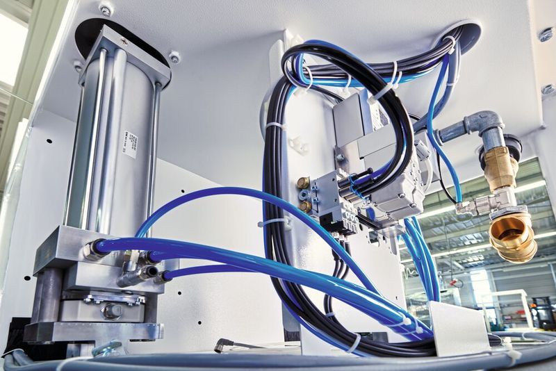 La précision de  positionnement de  0,5 mm max., la  vitesse élevée de  155 mm/s pour un diamètre de piston de 80 mm et la course pouvant atteindre  250 mm se complètent de façon  optimale dans le vérin Air Servo de la série XT581C80-H100-250P de SMC (à gauche de l’image).  (Source : SMC Allemagne)