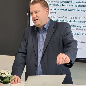 Carsten Beuß, Hauptgeschäftsführer des Kfz-Gewerbes Baden-Württemberg, erkläuterte den Besuchern aus NRW die Auswirkungen der Tranformation auf die Beschäftigung im Kfz-Gewerbe.(Bild:  Dietmar Clysters)