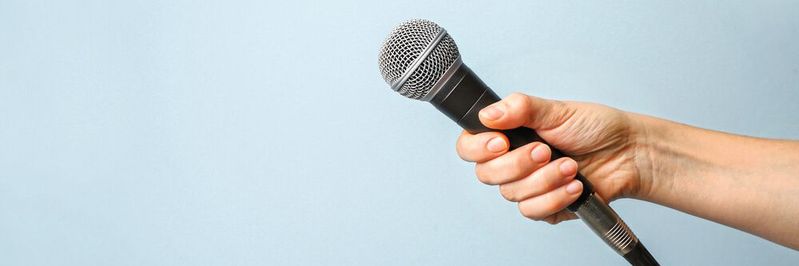 Mit Kompetenz, Selbstbewusstsein und Leidenschaft können Sie eine charismatische Stimme erlernen.(Bild:  © Pixel-Shot – stock.adobe.com)