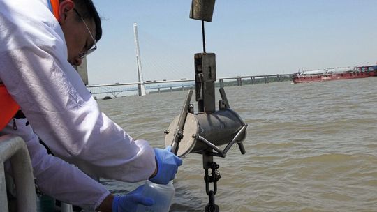 Die Erfassung der Fischvielfalt ist in großen bis sehr großen Flüssen wie dem Jangtse in China besonders schwierig, da dort das Elektrofischen oder der Einsatz von Kiemennetzen nur bedingt möglich ist. In solchen Gewässern kann eDNA eine besonders leistungsfähige Methode sein. Auf dem Foto wird eine Wasserprobe aus einer Tiefe von 30 Metern in der Wassersäule für die anschließende eDNA-Analyse entnommen. (Bild:  Florian Altermatt, UZH/Eawag)