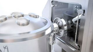 Der patentierte „RackSter“ transferiert sterile Teile vollautomatisch in den Isolator. (Bild: Syntegon)