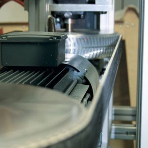 Auf einer Führungsschiene, in der ein Zahnriemen mit Schlitten verläuft, ist der Torwart befestigt. Sie wird von eine SEW-Servoverstärker angetrieben. 