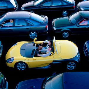 Der Renault Sport Spider zählt zu den spektakulären Highlights des H-Kennzeichen-Klassiker-Jahrgangs 2025. Erstmals wurder er 1995 auf dem Genfer Automobilsalon gezeigt. Das erste Auto wurde im Dezember 1995 produziert. Die gesamte Montage des Fahrzeugs erfolgte von Hand und endete 1999. Trotz seines relativ hohen Gewichts bot und bietet ein Sport Spider jede Menge Go-Cart-Feeling und somit Fahrspaß. Seinen ehemaligen Neupreis von rund 56.000 DM hat der Wagen mittlerweile längst eingeholt. Unter 40.000 Euro bekommt man heute kaum ein solches „Spielzeug“.(Bild:  Renault)