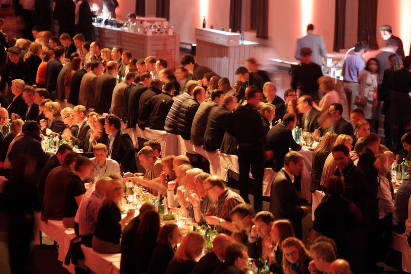 Gutes Essen, guter Wein und gute Gespräche: Die Gäste genossen das edle Ambiente im Schlüterhof. (Sage)