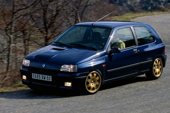 Zu den furiosen Kraftzwergen im Autojahr 1993 zählte der Renault Clio Williams. Er erschien zu Ehren des Formel-1-Teamchefs Frank Williams. Das auf 5.000 Stück limitierte Sondermodell war mit einem 16V-Motor 2,0 l Hubraum und 147 PS ausgestattet.  (Bild: Renault)