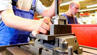 Noch läuft es produktionstechnisch in Deutschland ganz gut. Doch der BDI muss aufgrund der nach wie vor bestehenden Problemfelder die Wachstumsprognosen deutlich nach unten schrauben. (Bild: T. Bruse)