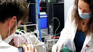 Laborarbeiten am Plasmareaktor: Forschende entwickeln im Projekt „Plasma Fuel“ synthetische Treibstoffe aus nachwachsenden Rohstoffen. (Universität Stuttgart / ipv)
