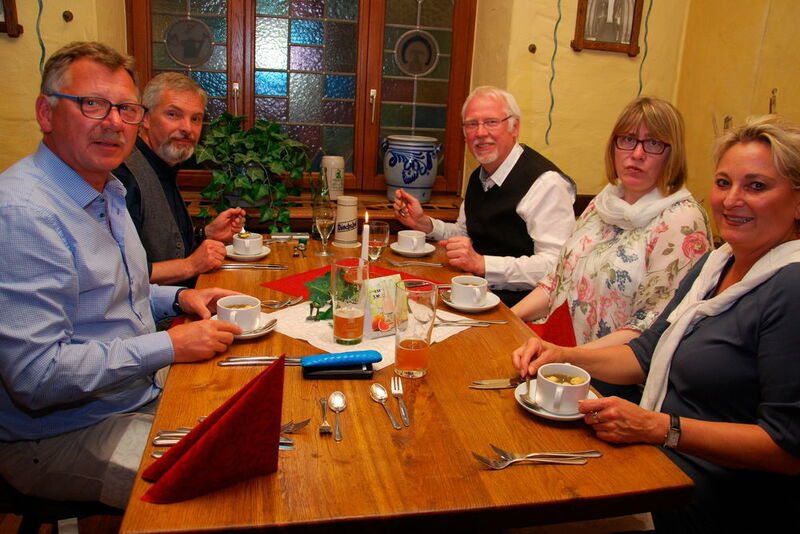Vogel-Verkaufsleiterin Anna Menzel (re.) im Kreise potenzieller Kunden und … (Wenz)