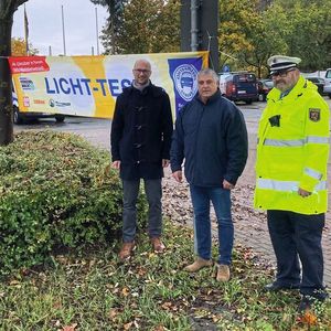 In Rheinland-Pfalz unterstützte das LKA den Licht-Test: Volker Weicherding vom LKA (Mitte) und Uli Hübner von der Bereitschaftspolizei (Uniform) und Stefan Meyer (links) von der ZDK-Öffentlichkeitsarbeit. An 155 Kontrollstellen im Rheinland-Pfalz waren 497 Polizeibeamte für die Lichtkontrolle im Einsatz. 2.435 Fahrzeuge wurden kontrolliert, davon 178 Radfahrer. 803 Fahrzeuge wiesen hierbei Beleuchtungsdefekte auf. (Bild: ZDK)