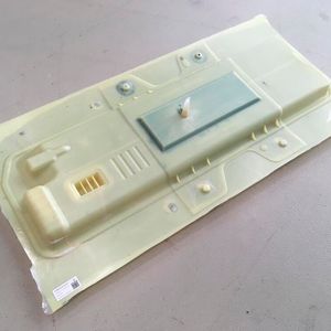 (E-Auto Batteriegehäusedeckel aus recyceltem Glasfaser-Vlies / CC BY 3.0)