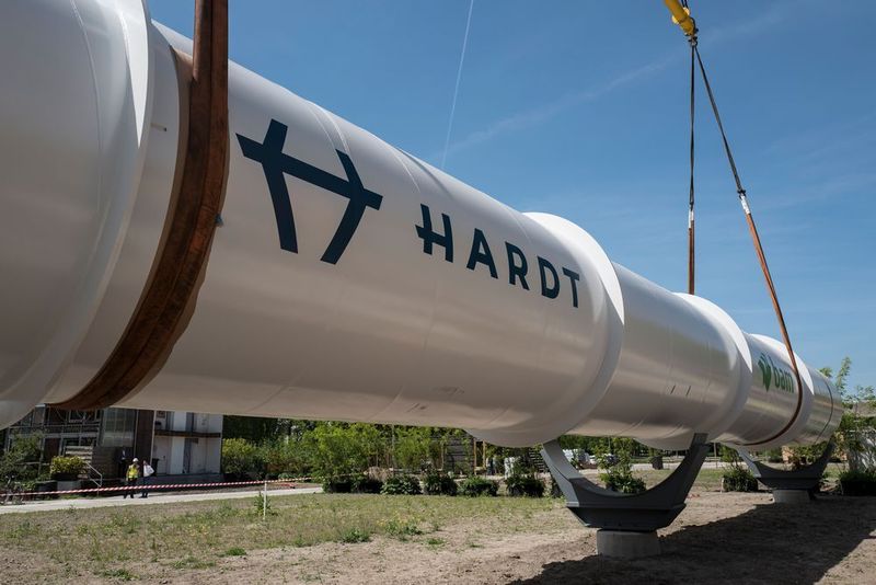 Die 30 Meter lange Teströhre für den Hyperloop steht auf dem Campus der TU Delft. (Roderik van Nispen/Hardt Global Mobility)