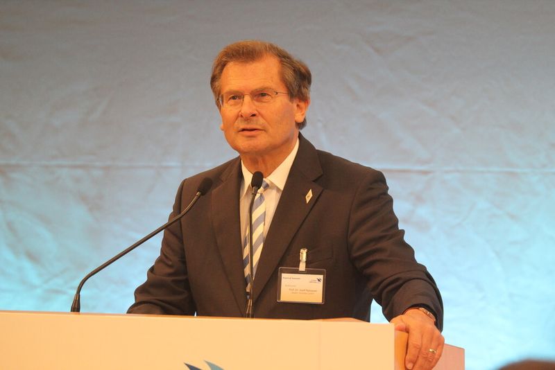 Mit der Cluster-Offensive sieht man sich in Bayern auf dem richtigen Weg. Diese sei mittlerweile zu einer „großen Mitmachinitiative geworden“, freut sich Prof. Dr. Josef Nassauer, Geschäftsführer von Bayern Innovativ. (Bild: Schreier)