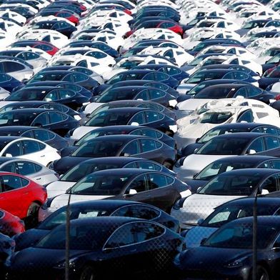 Da stehen sie in Reih`und Glied, weil man ihren Kauf vermied! Tesla-Elektrofahrzeuge verlieren zusehends die Gunst deutscher Käufer, wie eine Umfrage ergeben hat. Für Elon Musk wurde sein politischer Ausflug im letzten Jahr wohl zum Bumerang ... (Bild: Tesla)