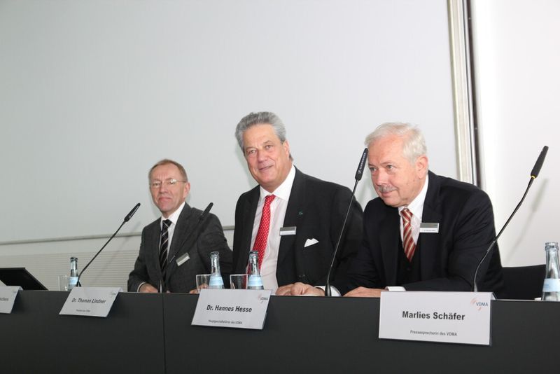 V.l.: VDMA-Chefvolkswirt Dr. Ralph Wiechers, VDMA-Präsident Dr. Thomas Lindner und VDMA-Hauptgeschäftsführer Dr. Hannes Hesse bei der Pressekonferenz. (Bild: Jablonski)