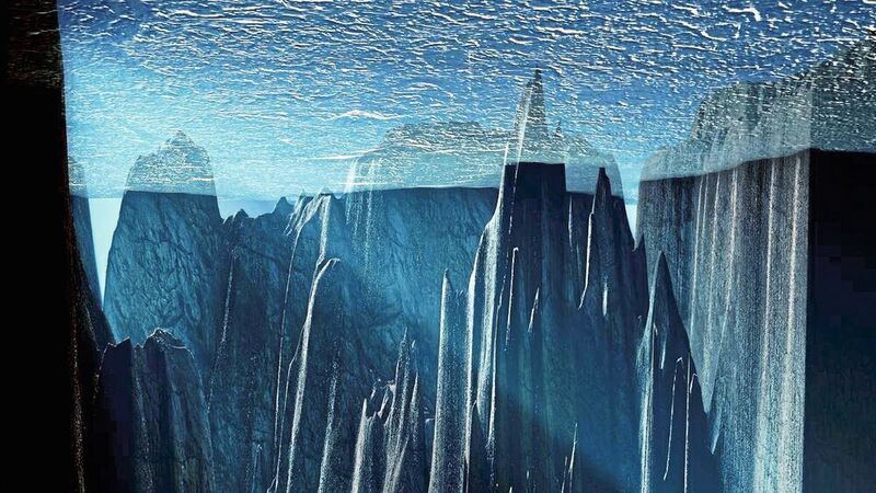 Künstlerische Darstellung der Perspektive aus dem inneren des glazialen Ozeans, mit Blick von unten Richtung Island und den Färöer-Inseln; im Vordergrund Jan Mayen, rechts Grönland. Von oben verengt ein Eispanzer die schmalen Durchlässe. Tatsächlich sind diese Meerestiefen völlig lichtlos, und die Lichtstrahlen werden hier gezeigt, um den Meeresboden sichtbar darzustellen. (Martin Künsting)