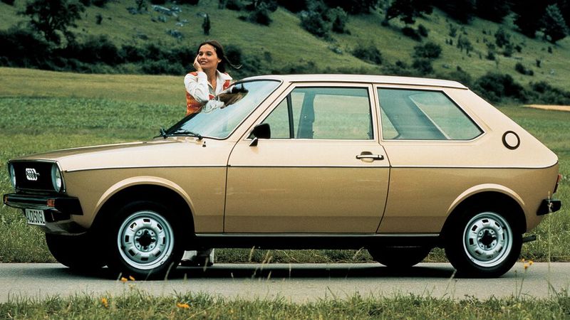 Auch der Cityflitzer Audi 50 startete 1974. Das Fahrzeug stellte die Audi NSU Auto Union AG als Typ 86 bis Mitte 1978 her. Es war weitgehend baugleich mit dem schlechter ausgestatteten VW Polo I, der von 1975 bis 1981 vom Band lief. Vom kleinen Audi entstanden 180.828 Einheiten. (Bild: Audi)