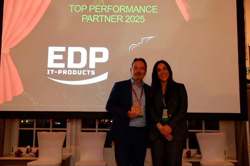 Hannes Sieverling von der EDP Vertriebs GmbH freut sich in diesem Jahr über den Top Performance Partner Award 2025. (Bild: Schneider Electric)