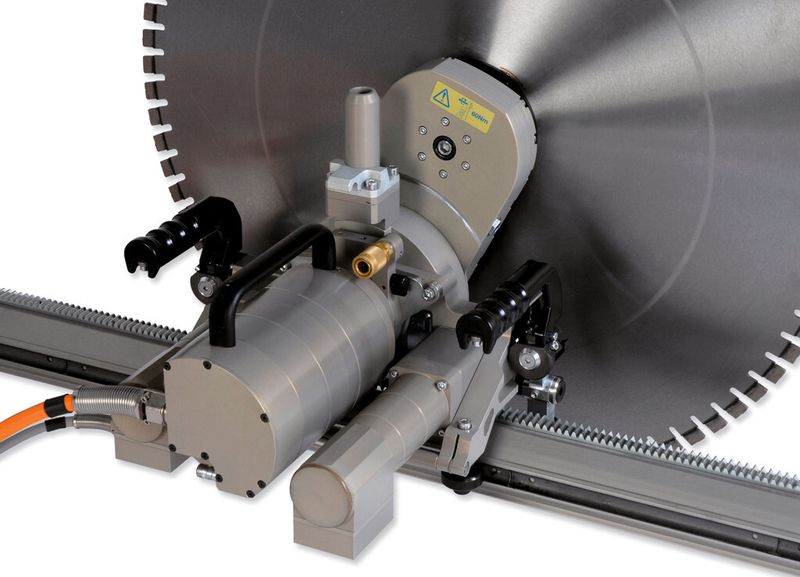 Tyrolit Hydrostress vertreibt Hand- und Tischsägen sowie Fugenschneider in verschiedenen Baugrössen und Leistungsklassen. (Bild: Solid Solutions)