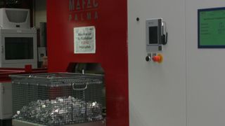 In der neu angeschafften Teilereinigungsanlage Palma, die mit drei Medientanks ausgestattet ist, reinigt Alutec relativ kleine Kühlkörper aus Aluminium. (Bild: Mafac)