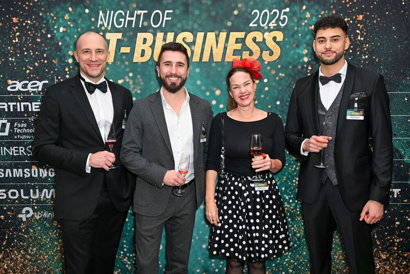 Hannah Lamotte (Vogel IT-Medien) mit (v. l.) Christian Herzog (Herzog), Simon Holzer (Thomas Krenn) und Manuel Köcher (Extra) (Bild: Hannes Magerstädt)