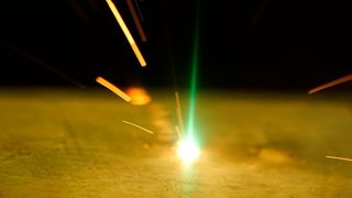 Könnte man für den Blick auf einen schweißenden Laserstrahl halten, ist aber das Bild eines schweißenden Elektronenstrahls. Forscher am Fraunhofer IWU beschäftigen sich mit dieser Fügealternative für Bipolarplatten von Elektrolyseuren, weil sie dem Laser überlegen ist ... (Bild: Fraunhofer IWU)