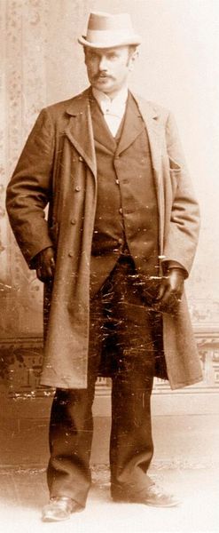 Dr. Friedrich Hermann Wölfert wird am 17.November 1850 in Riethnordhausen geboren. 1873 gründete er in Leipzig eine Verlagsbuchhandlung. Als er 1879 Georg Baumgarten kennen lernt begeistert er sich fortan für die Luftschifffahrt und arbeitet aktiv an der Weiterentwicklung der Luftschiffe mit.  (Bild: frei lizensiert)