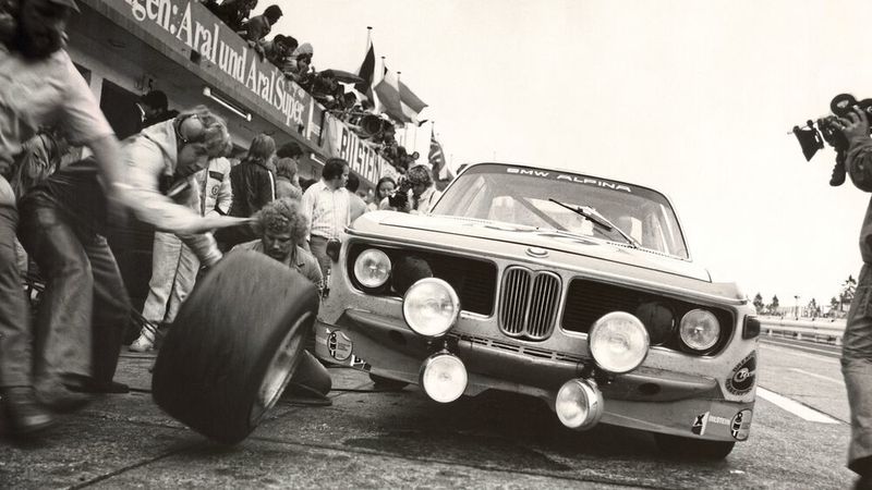 Zwar war der „CS“ anfangs ein erfolgreicher Renntourenwagen, doch hatte er auch ein Handicap: sein Gewicht. Deshalb überzeugte Burkard Bovensiepen BMW 1971 von der Notwendigkeit einer Leichtbauversion, um im Tourenwagensport weiterhin erfolgreich zu sein: Der „CSL“ war geboren. (Alpina)