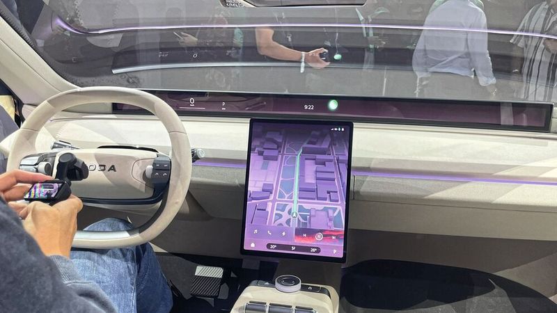 Das Cockpit wird dominiert von einem schmalen Horizon-Display über die gesamte Breite und einem vertikal ausgerichteten Bildschirm. (Bild: Grimm – VCG)