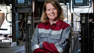 Messen, analysieren, auswerten zwischen Hafen und Hochofen ist ihr Job. Mit 37 Jahren ist Dr. Alexandra Hirsch direkt im Umfeld der "Männerwelt Hochofen" Chefin des Metallurgie- und Labor-Teams, in dem über 30 % Frauen arbeiten. (Bild: Thyssen-Krupp Steel Europe)