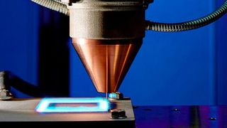 Laserprozess und Lichtbogenauftrag kombiniert das neue Collar-Hybrid-Verfahren. (Bild: Fraunhofer Institut für Lasertechnik ILT)