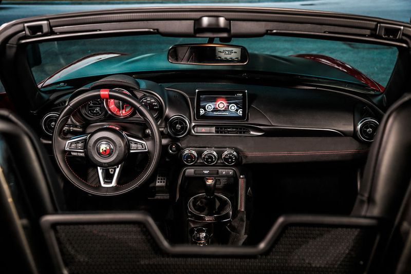 Zur Serienausstattung sollen beheizbare Ledersitze, das Alcantara Kit, Abarth-Fußmatten und ein Radiopaket gehören. (FCA)