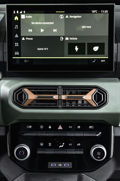 Das Top-Modell „Extreme“ hat nun endlich einige der Zugaben, die heute in praktisch jedem Elektroauto zu finden sind, zum Beispiel einen zentralen 10-Zoll-Monitor, der Echtzeitdaten liefert oder auch mit Apples Carplay oder Android Auto verknüpft werden kann. (Bild: Dacia)